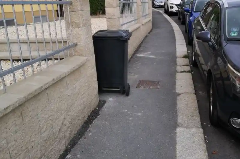 Popelnice na chodníku