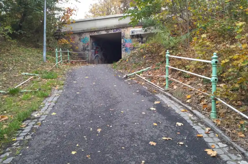 Spadlé zábradlí. 