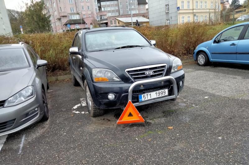 Odstavené vozidlo zabírající parkovací místo