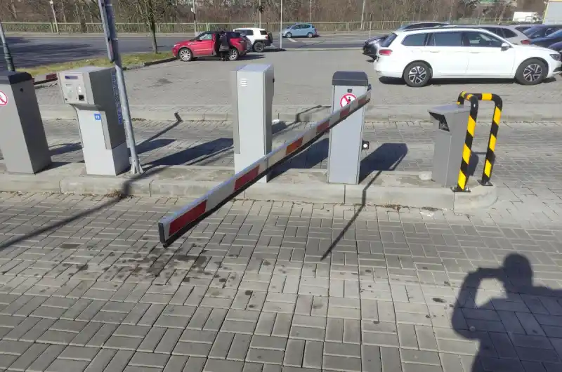 Ohnutá závora u Tržnice