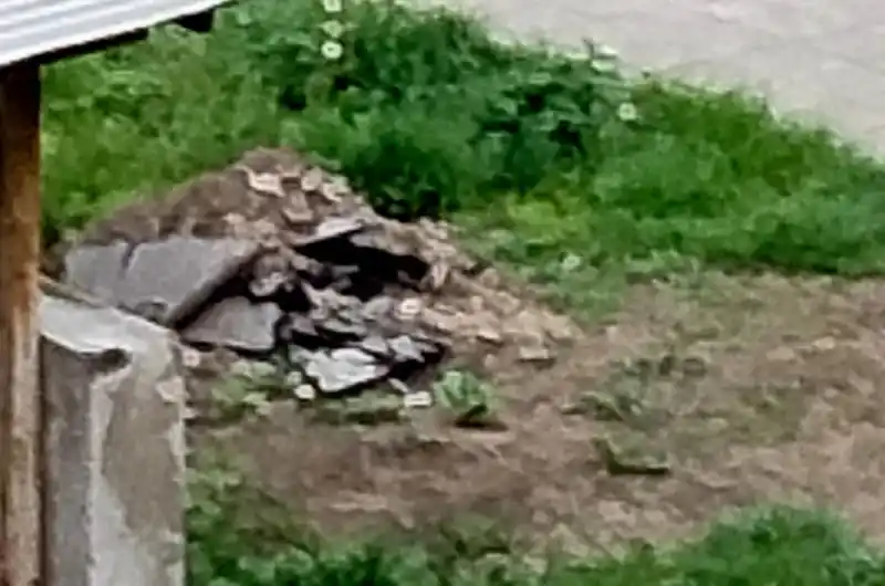 suť za popelnicemi