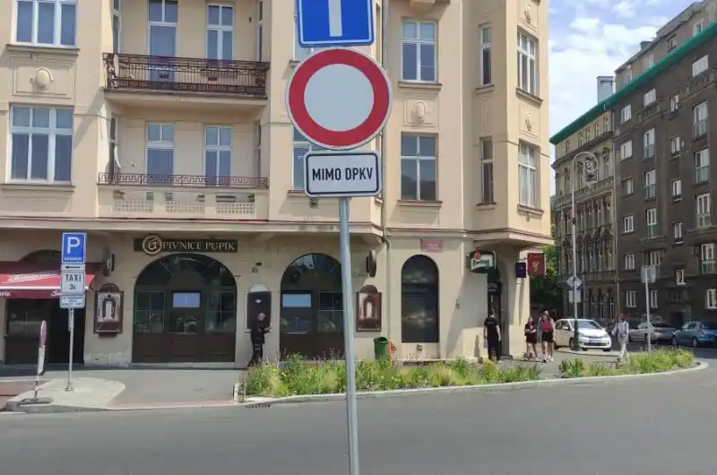 Otočená dopravní značka
