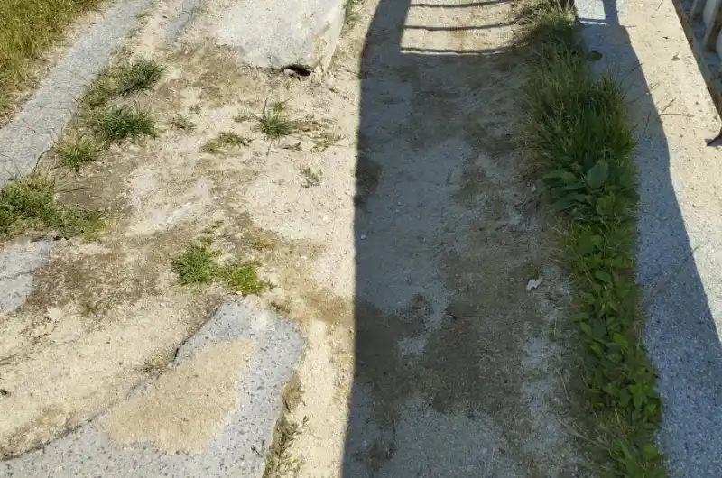 písek místo asfaltu