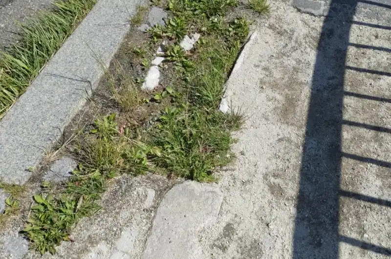 rozbitý povrch chodníků