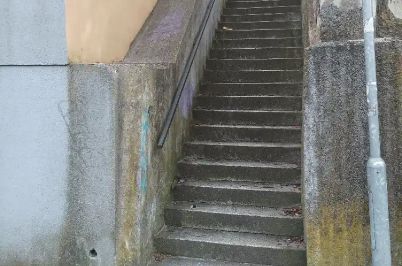 Rozbité skleněné lahve, plechovky, nedopalky.