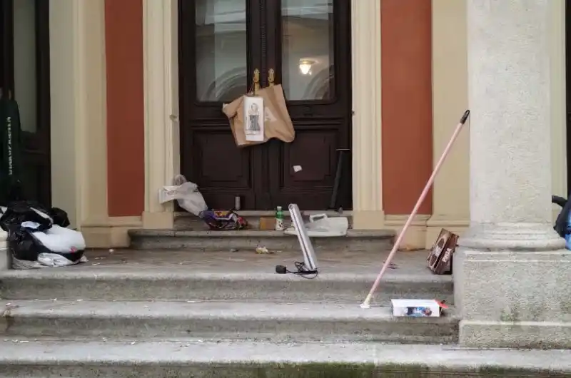 zanechaný nepořádek po bezdomovci