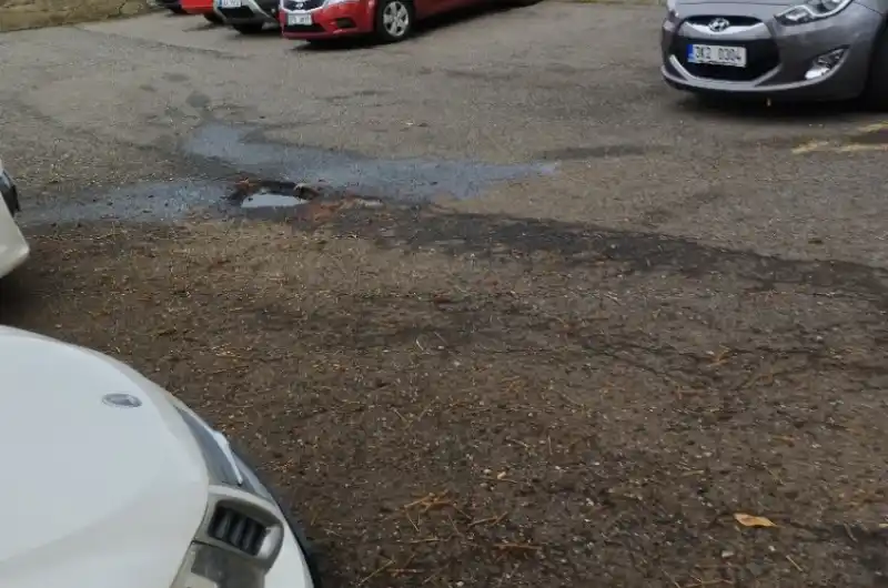Hluboký výmol v asfaltové komunikaci SMKV
