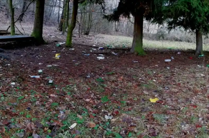 Rozházené lahve, zbytky po mejdanu asi silvestrovském
