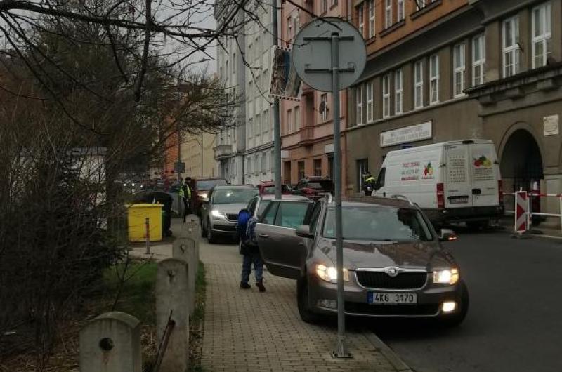 špatné parkování v zákazu zastavení za dohledu Městské policie bez napomenutí