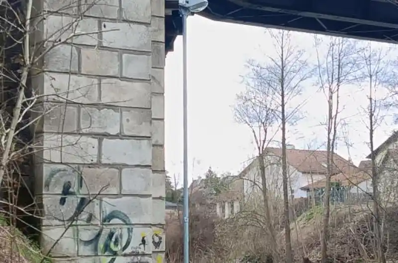 Odpadlý kryt přívodní elektřiny.