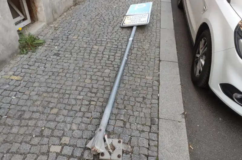 Povalená dopravní značka