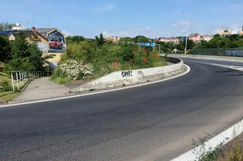 Při přecházení není vidět na vozovce přijíždějící auta