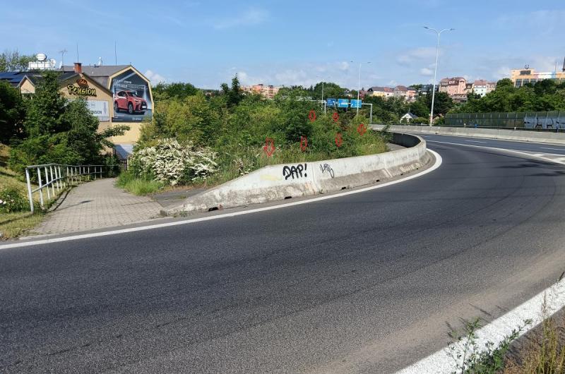 Při přecházení není vidět na vozovce přijíždějící auta