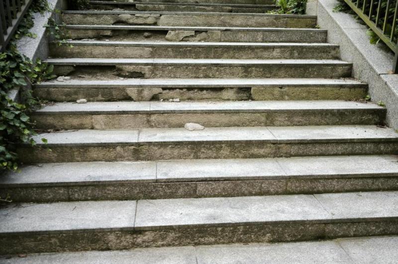 rozpadající se schodiště