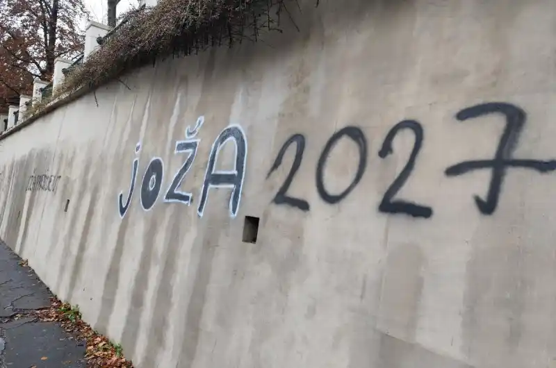 Posprejované zdi.