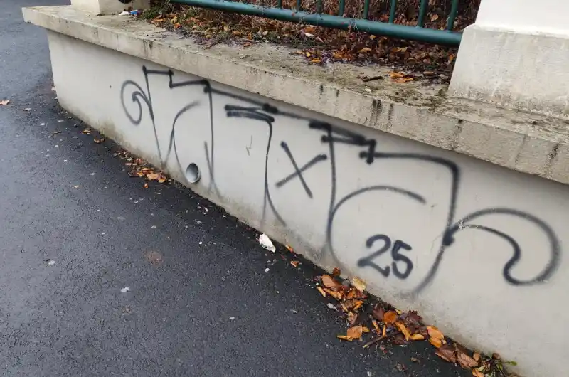 Posprejované zdi.