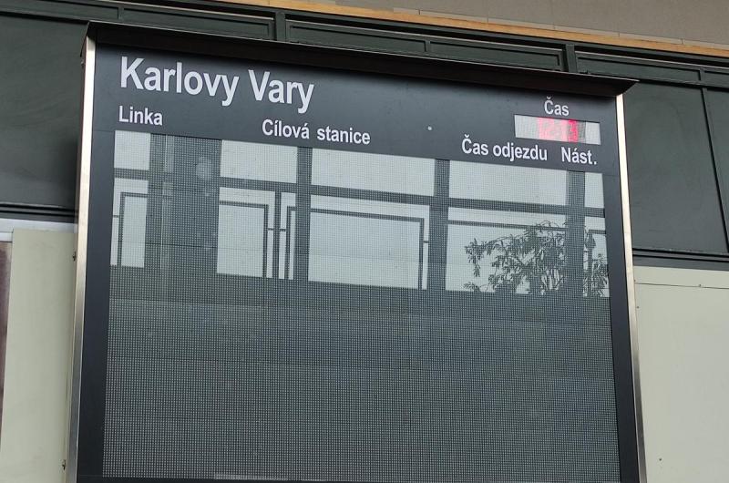 Nefunkční tabule Dolní nádraží