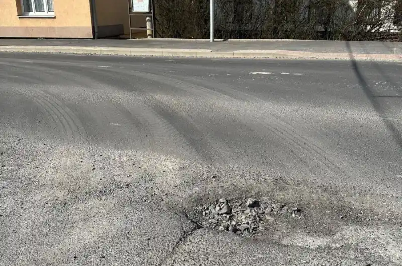 Největší díra přímo v křižovatce