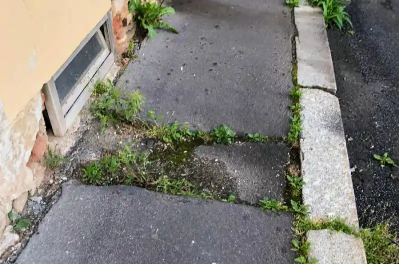 Propadnutý chodník způsobující průsaky