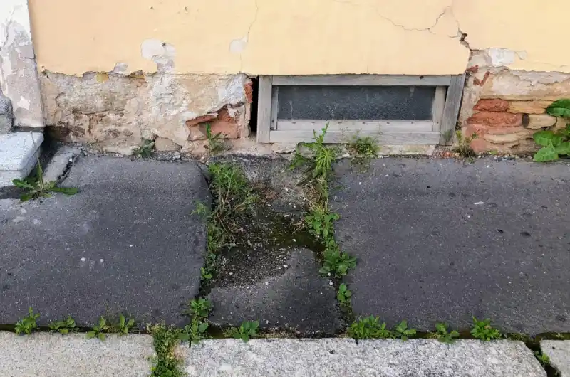 Propadnutý chodník způsobující průsaky