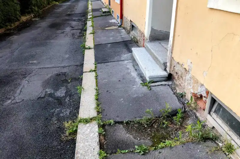 Propadnutý chodník způsobující průsaky