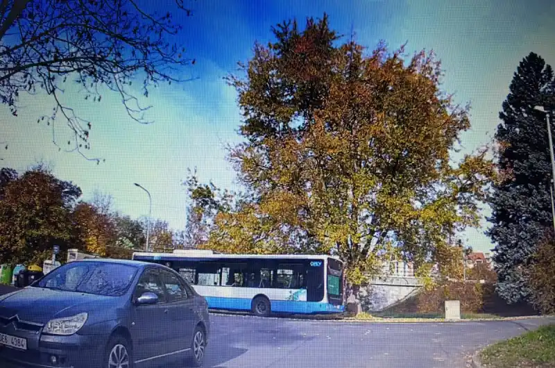 Auto překážející v křižovatce
