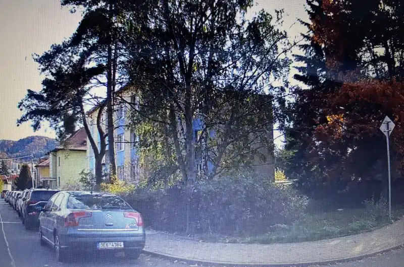 Auto překážející v křižovatce