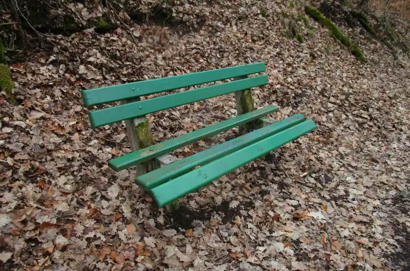 Rozbitá lavička