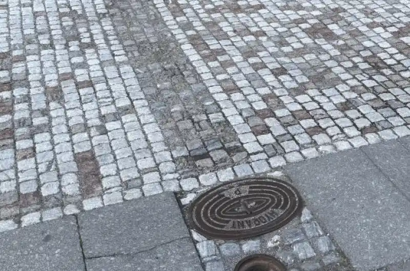 Kanálek u hotelu