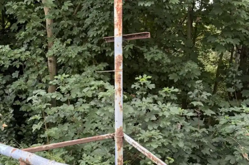 Staré stojany na značky asi 10 let prázdné 