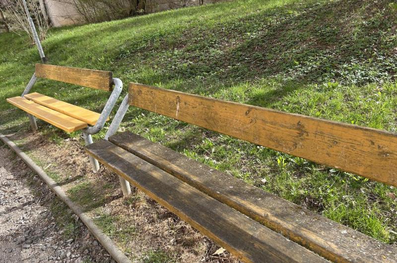 Lavicky ve spatnem stavu. 