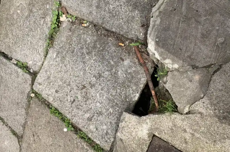 propadající se betonové desky