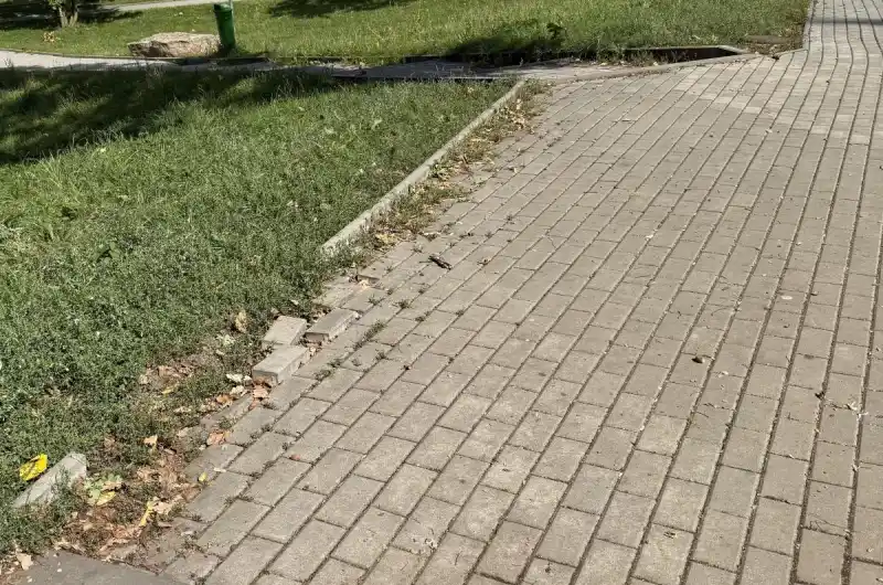Poškozené obrubníky 