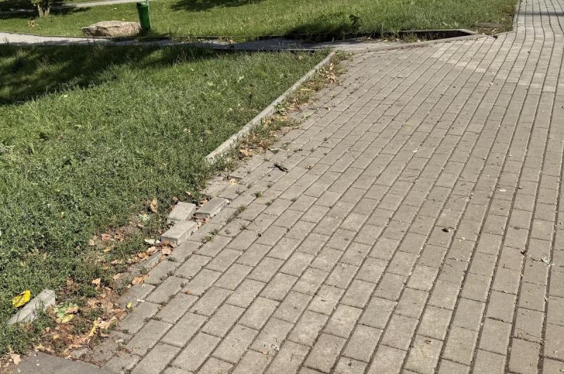 Poškozené obrubníky 