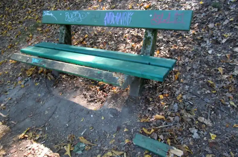 rozbitá lavička