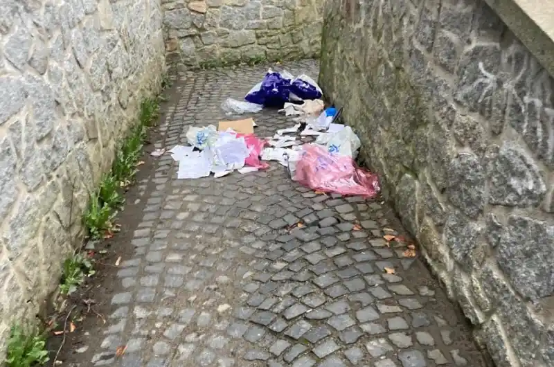 odpadky na chodníku mezi Bezručova a Bývalý izraelitský starobinec