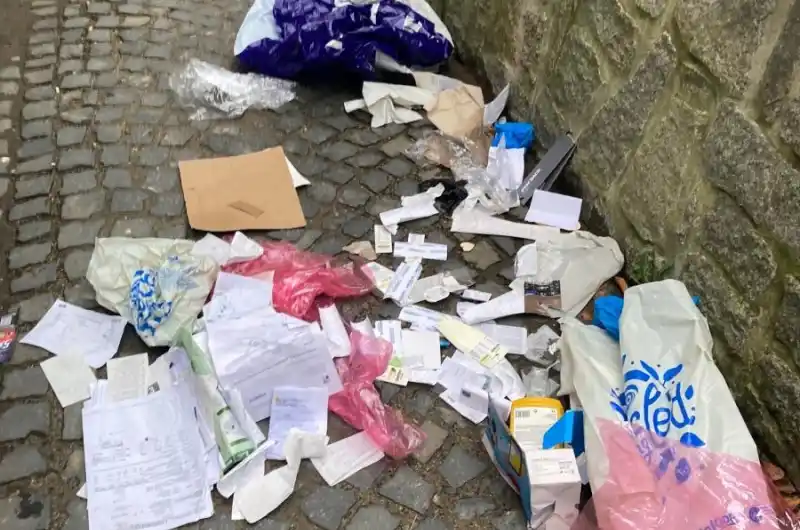odpadky na chodníku mezi Bezručova a Bývalý izraelitský starobinec