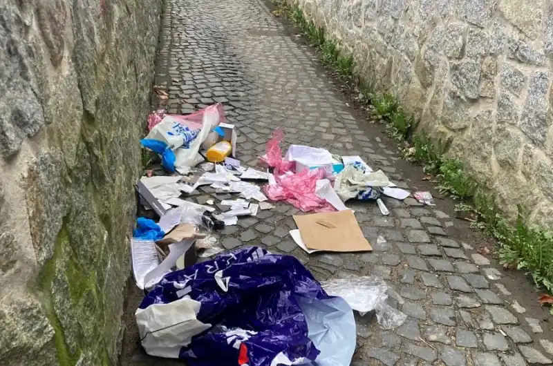 odpadky na chodníku mezi Bezručova a Bývalý izraelitský starobinec
