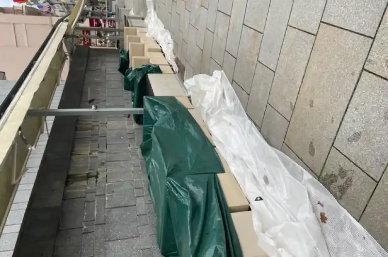 Prostor pred kavarnou Respirium na Trzni kolonade