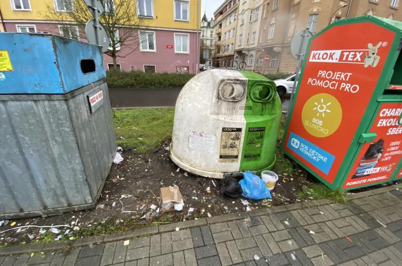 Stanoviště tříděného odpadu v Jateční ulici u Lidlu.