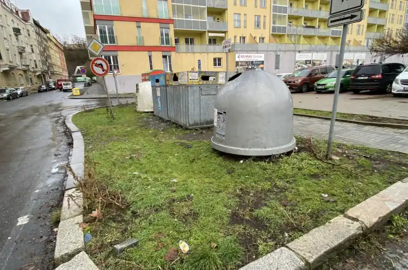 Stanoviště tříděného odpadu v Jateční ulici u Lidlu.