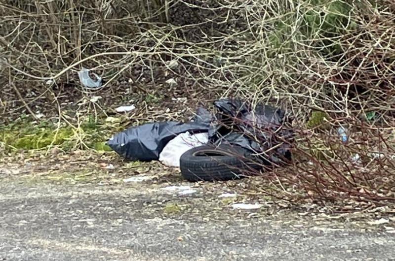 Plocha za parkovištěm u Billa