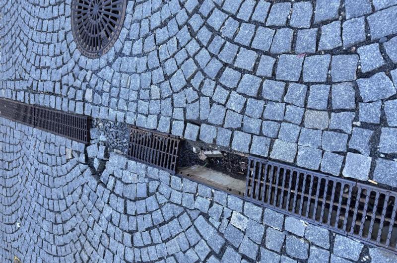 Nebezpečná díra ve vozovce 