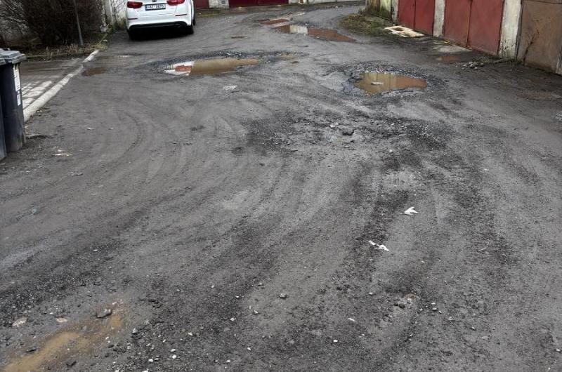 Výtluky, nános bláta