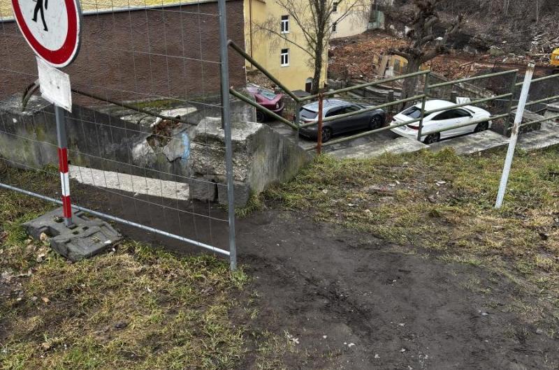 Schody jsou havarijního stavu, lidé jej i nadále využívají