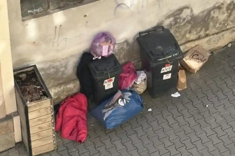 Nepořádek u popelnic