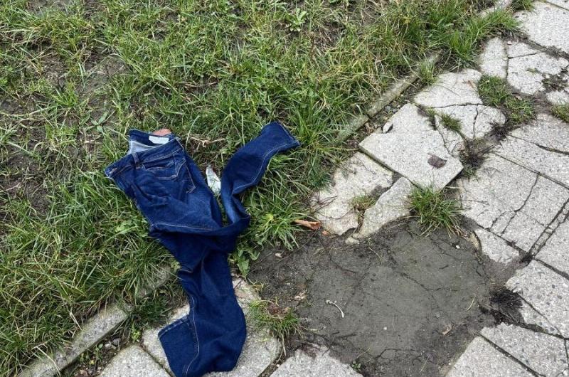 Kontejnery na oblečení neustále rozházené všude