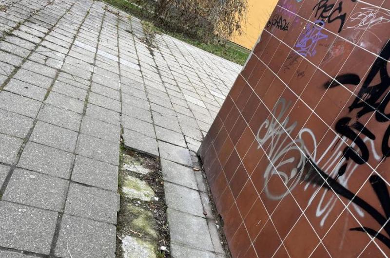 Chodníky a silnice - dlažba i asfalt