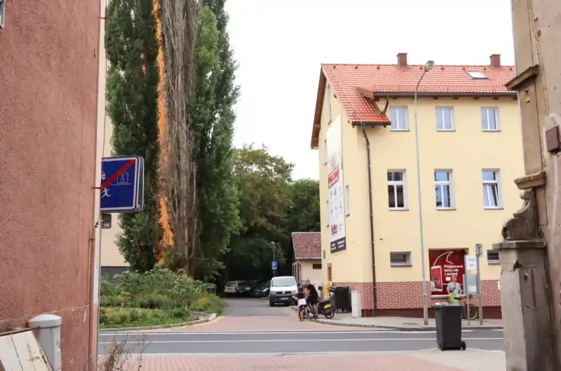 V blízkosti autobusová zastávka, hlavní silnice, chodník pro pěší