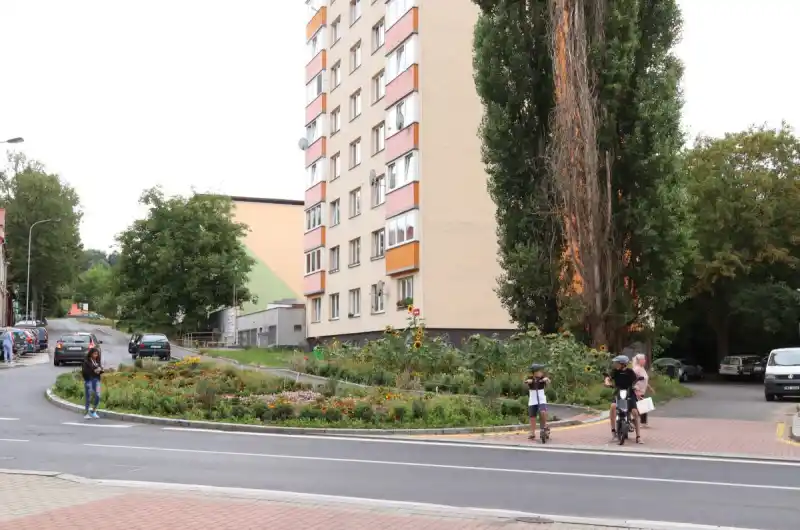 Zvýšený výskyt chodců a cyklistů v blízkém okolí.